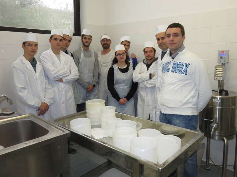 Un cours sur la mini laiterie aux étudiants