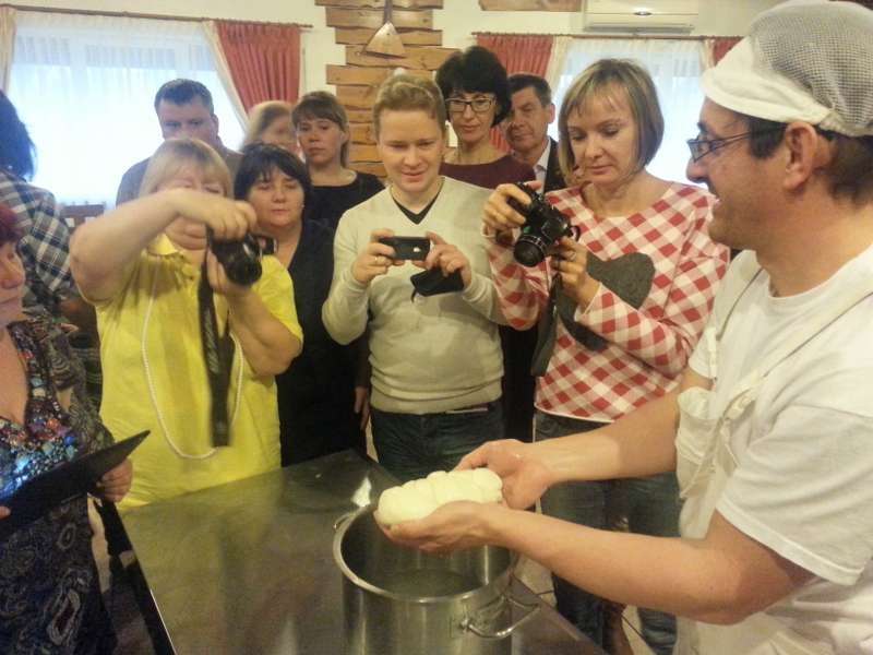lavorazione-del-latte-dimostrazione-casearia