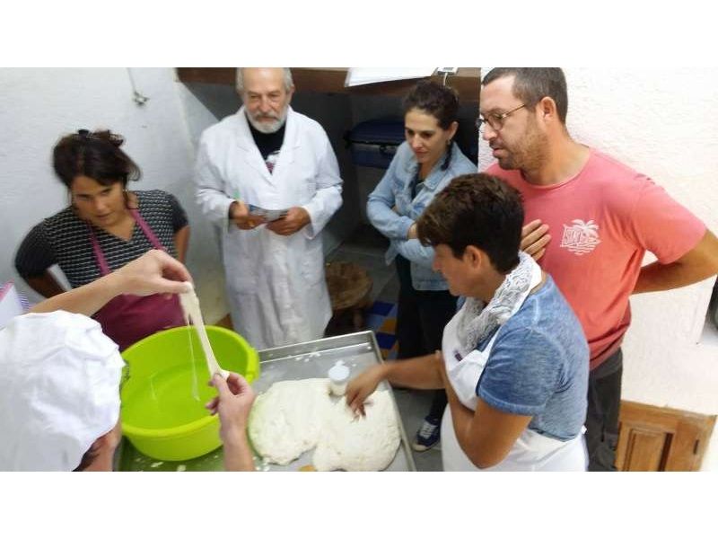 produzione-di-mozzarella-in-un-corso-a-mayorca