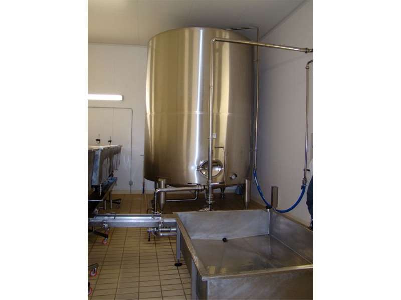 Tank for milk and other food liquids storage